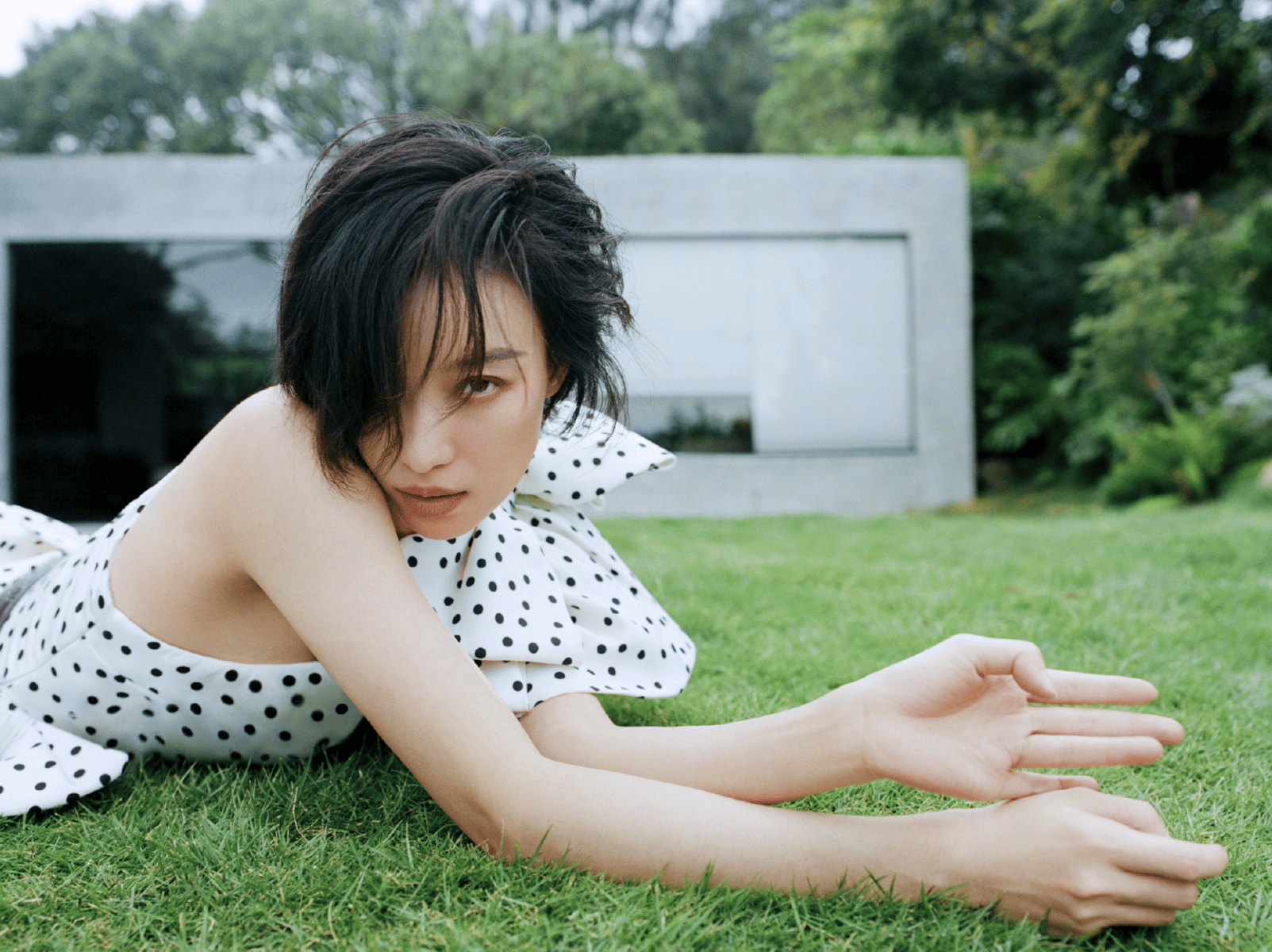 倪妮短发造型搭配精致饰件 抱着小狗松弛治愈