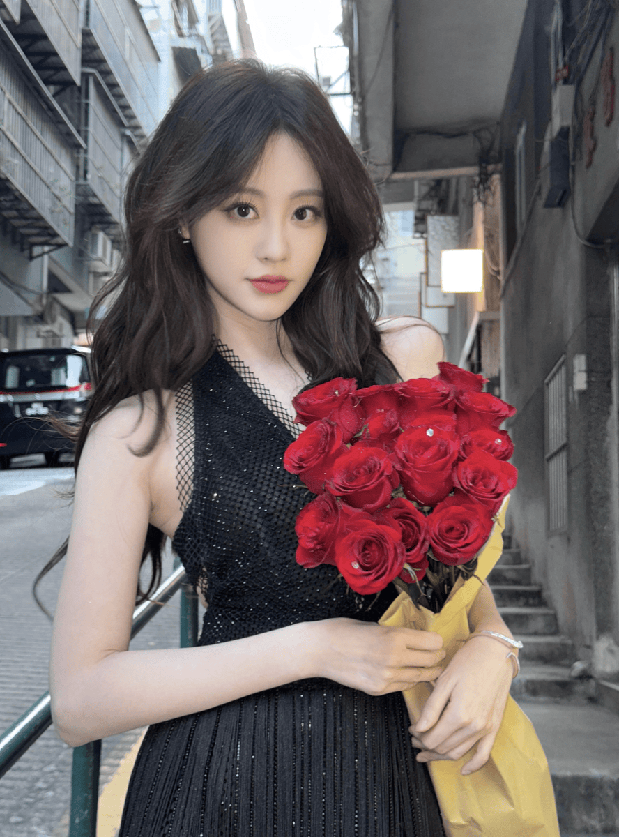 祝绪丹黑裙衬出纤柔身形 街头抱玫瑰尽显慵懒明艳