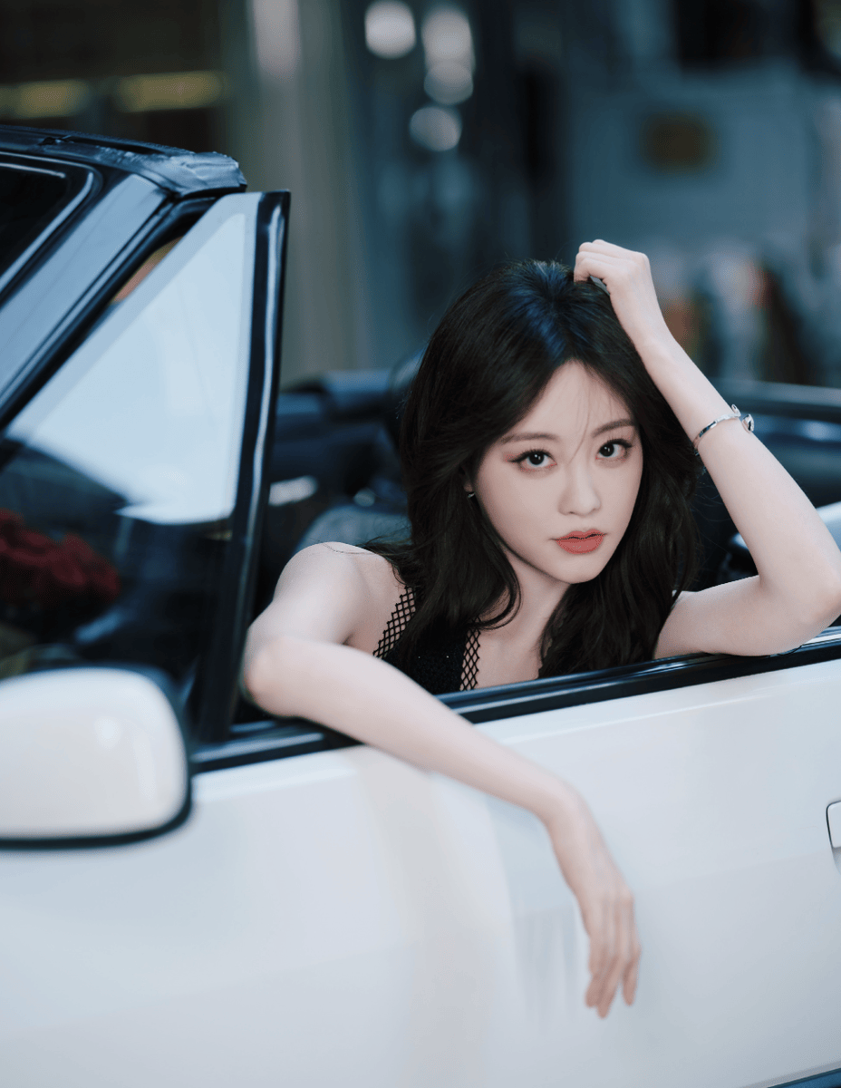 祝绪丹黑裙衬出纤柔身形 街头抱玫瑰尽显慵懒明艳