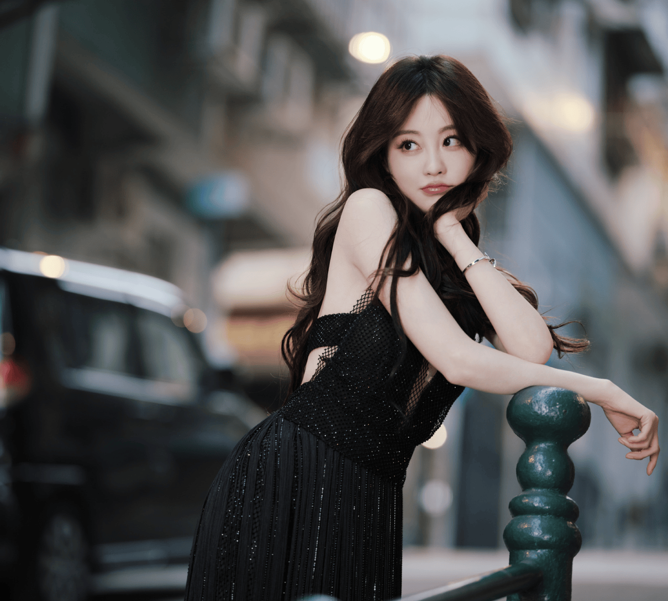 祝绪丹黑裙衬出纤柔身形 街头抱玫瑰尽显慵懒明艳