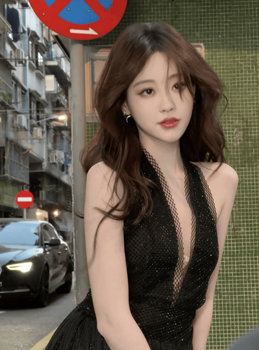 祝绪丹黑裙衬出纤柔身形 街头抱玫瑰尽显慵懒明艳