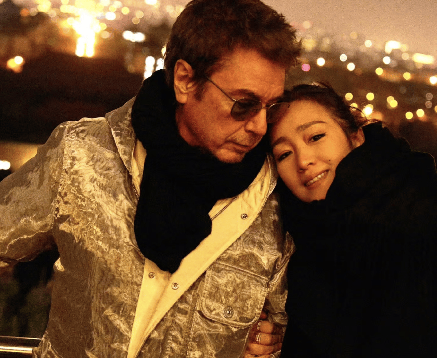 巩俐和老公打卡北京中轴线 两人亲密依偎画面温馨