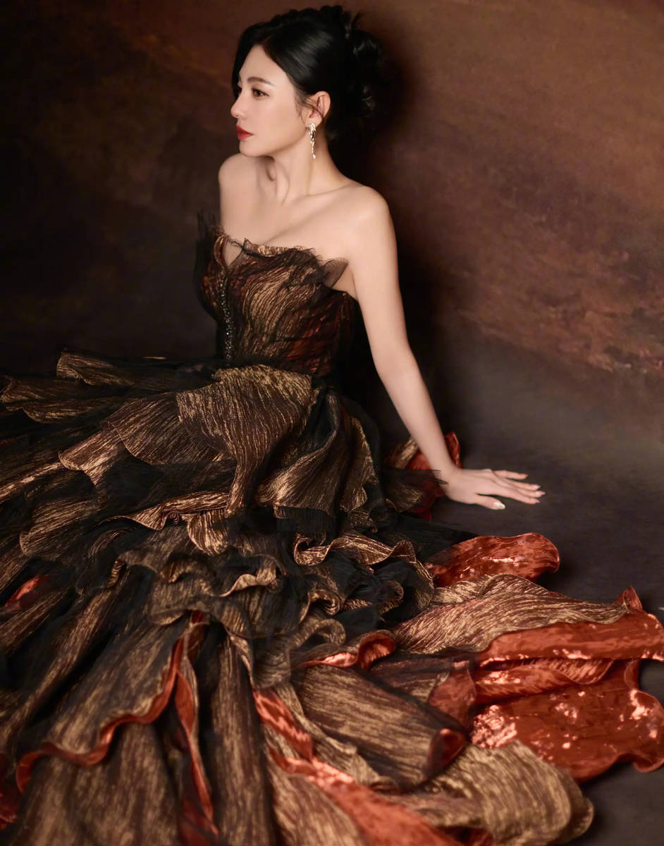 张雨绮一袭棕色裙子宛若女王 低头垂眸眼神柔和
