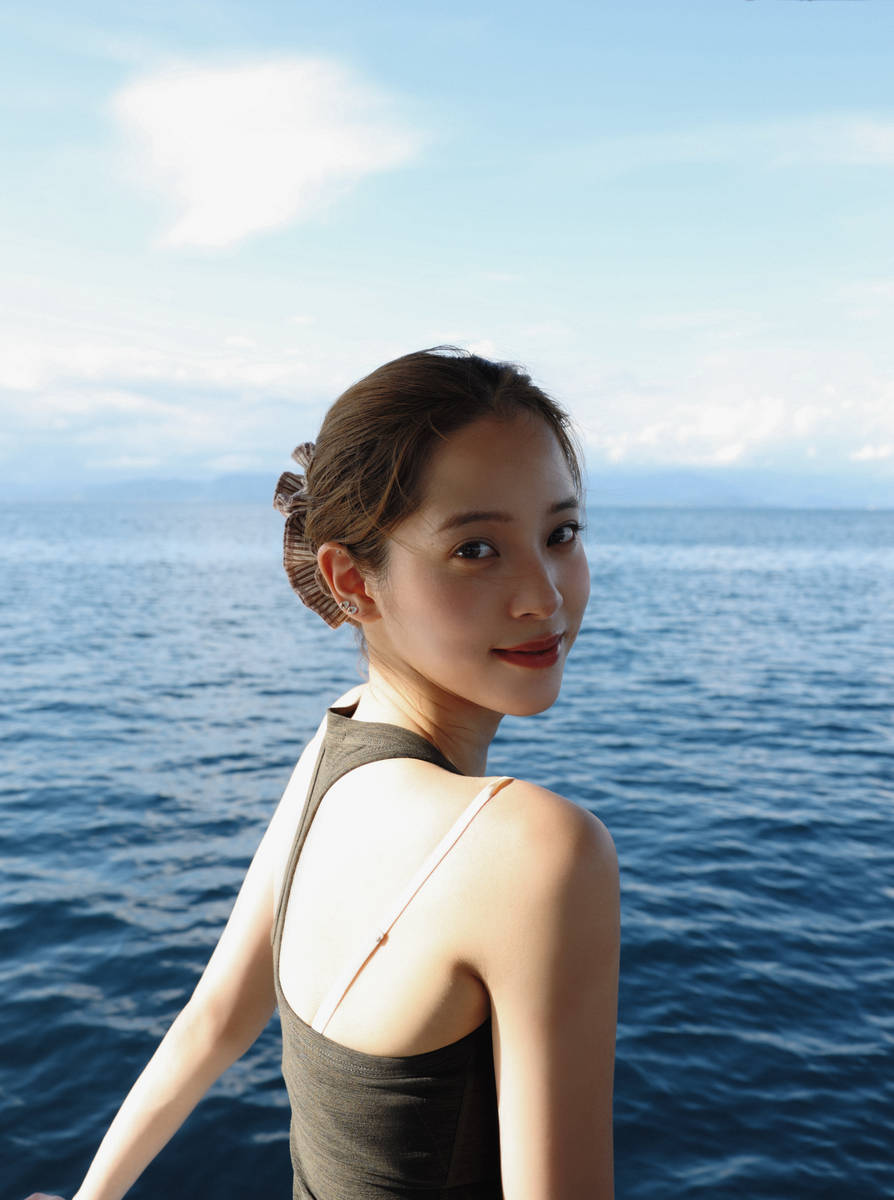 欧阳娜娜海边甜笑心情愉悦！穿紧身背心秀纤细蛮腰