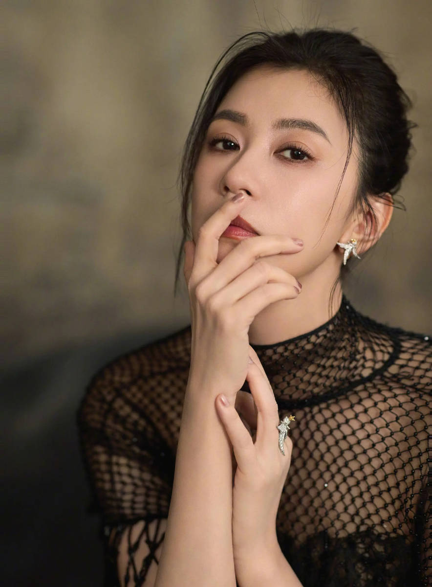 贾静雯穿黑色亮片礼服气场强大 大秀美背性感火辣