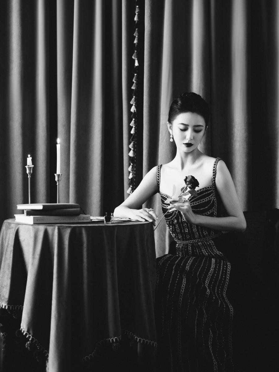 佟丽娅穿墨绿丝绒裙肩颈纤美 窈窕身姿优雅动人