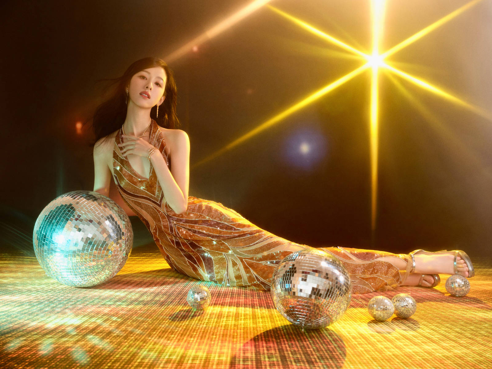 陈都灵穿鎏金亮片裙气质冷艳 双臂环抱抬眸性感