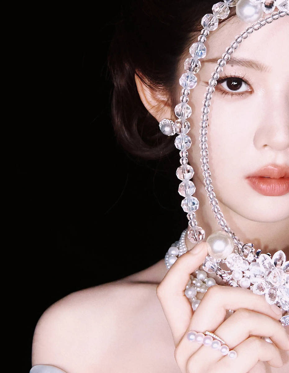 张淼怡穿深V礼服又纯又欲 垂眸沉思更添迷人韵味