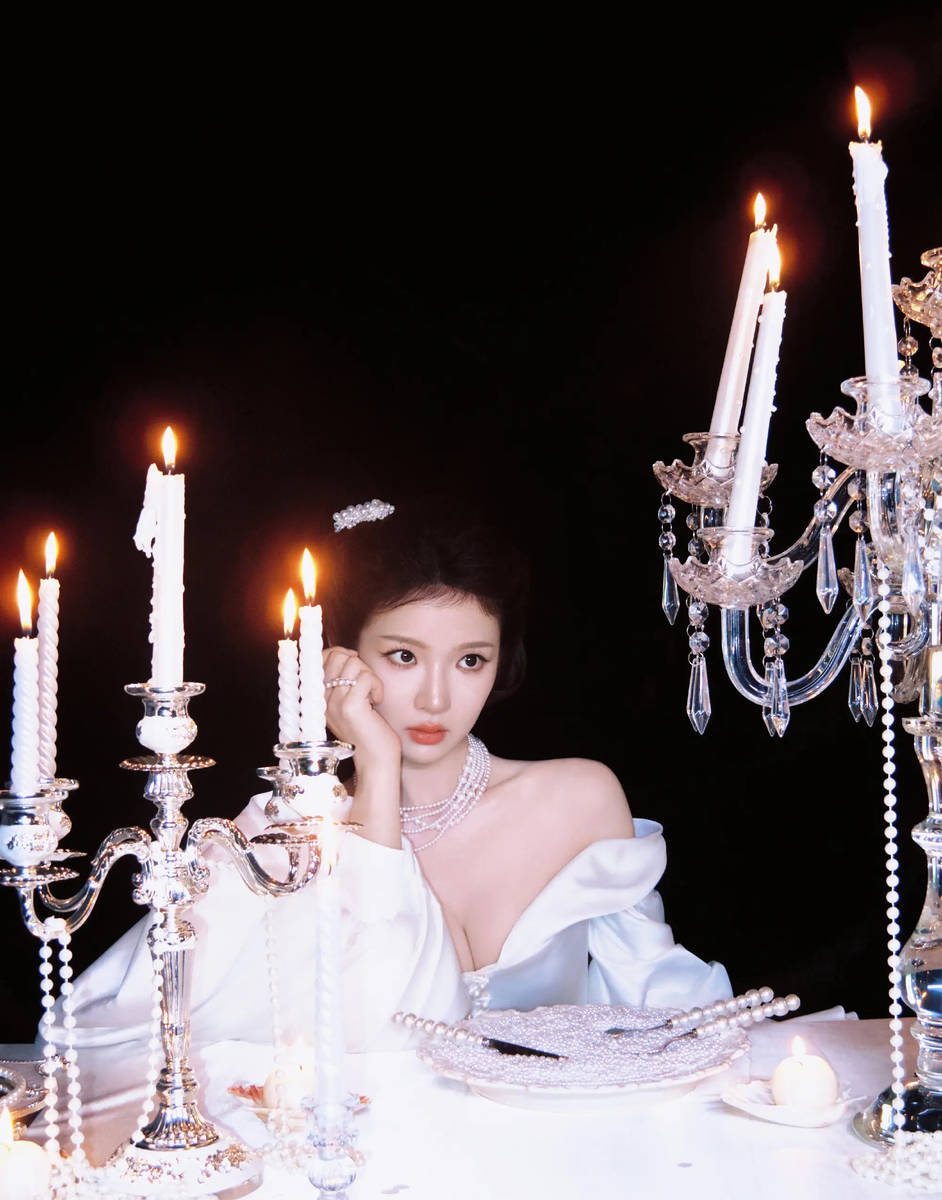 张淼怡穿深V礼服又纯又欲 垂眸沉思更添迷人韵味