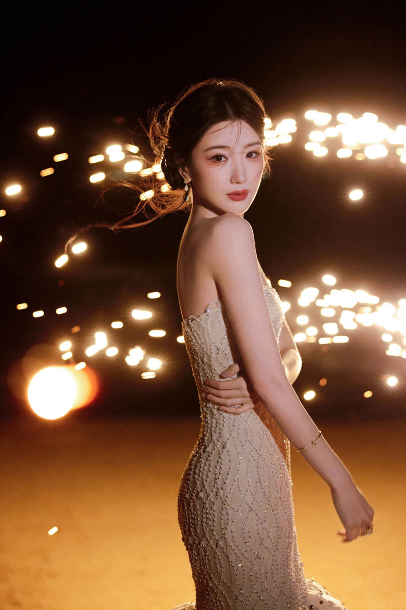 毛晓彤置身烟花丛中梦幻美丽 笑容甜美楚楚动人