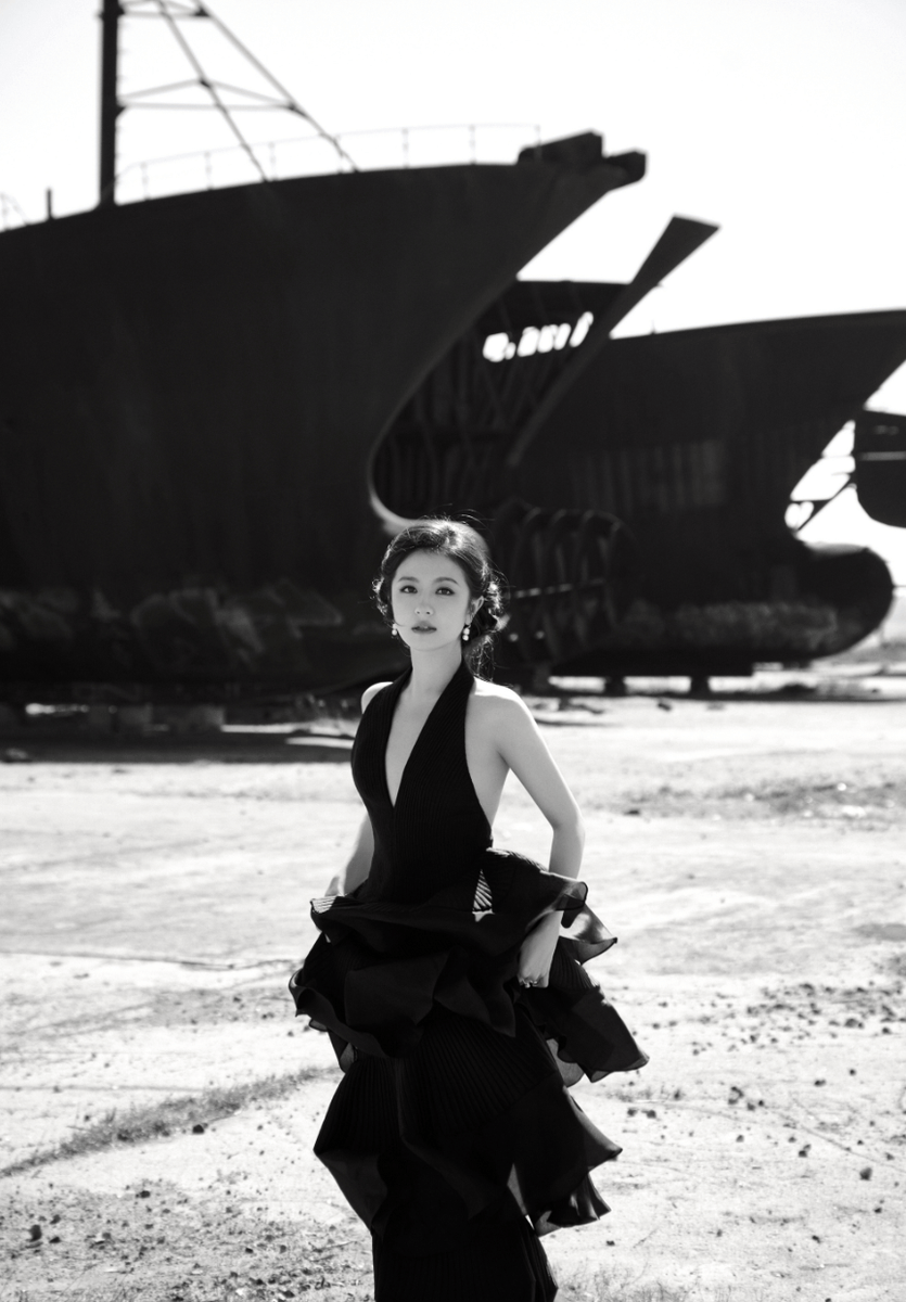 李兰迪挂脖深V礼裙勾勒身材线条 盘发造型精致利落