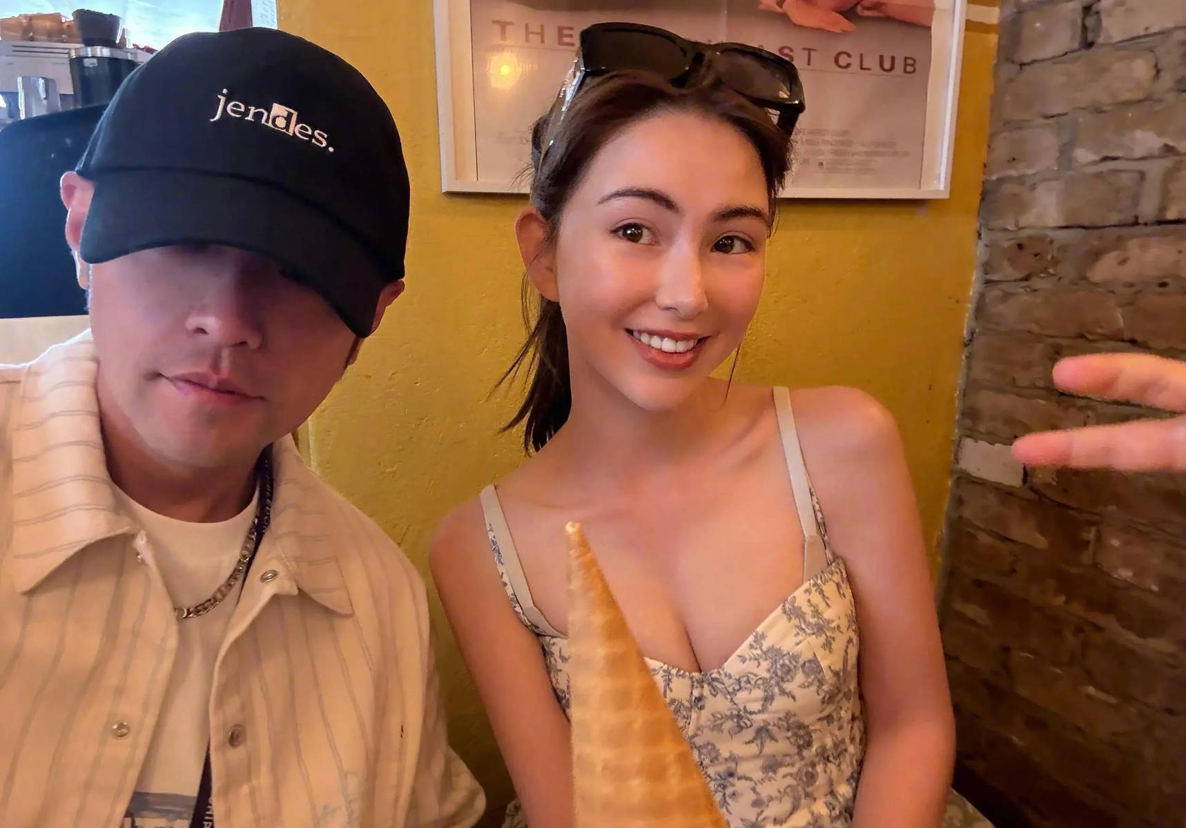 周杰伦昆凌最新合照曝光！夫妻亲密依偎甜蜜又幸福