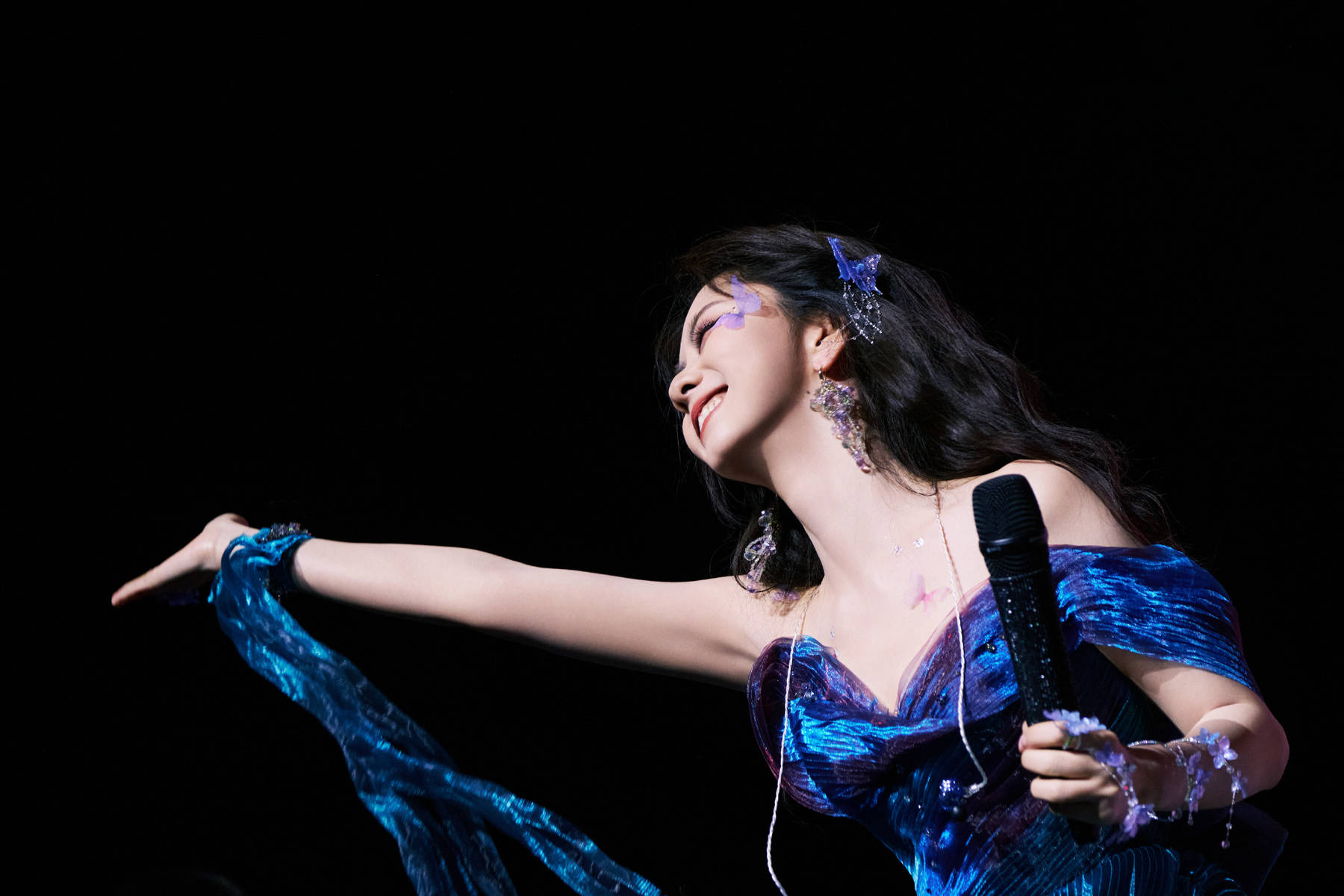 谭松韵蓝紫抹胸裙唯美动人 宛若幻蝶仙女魅力十足