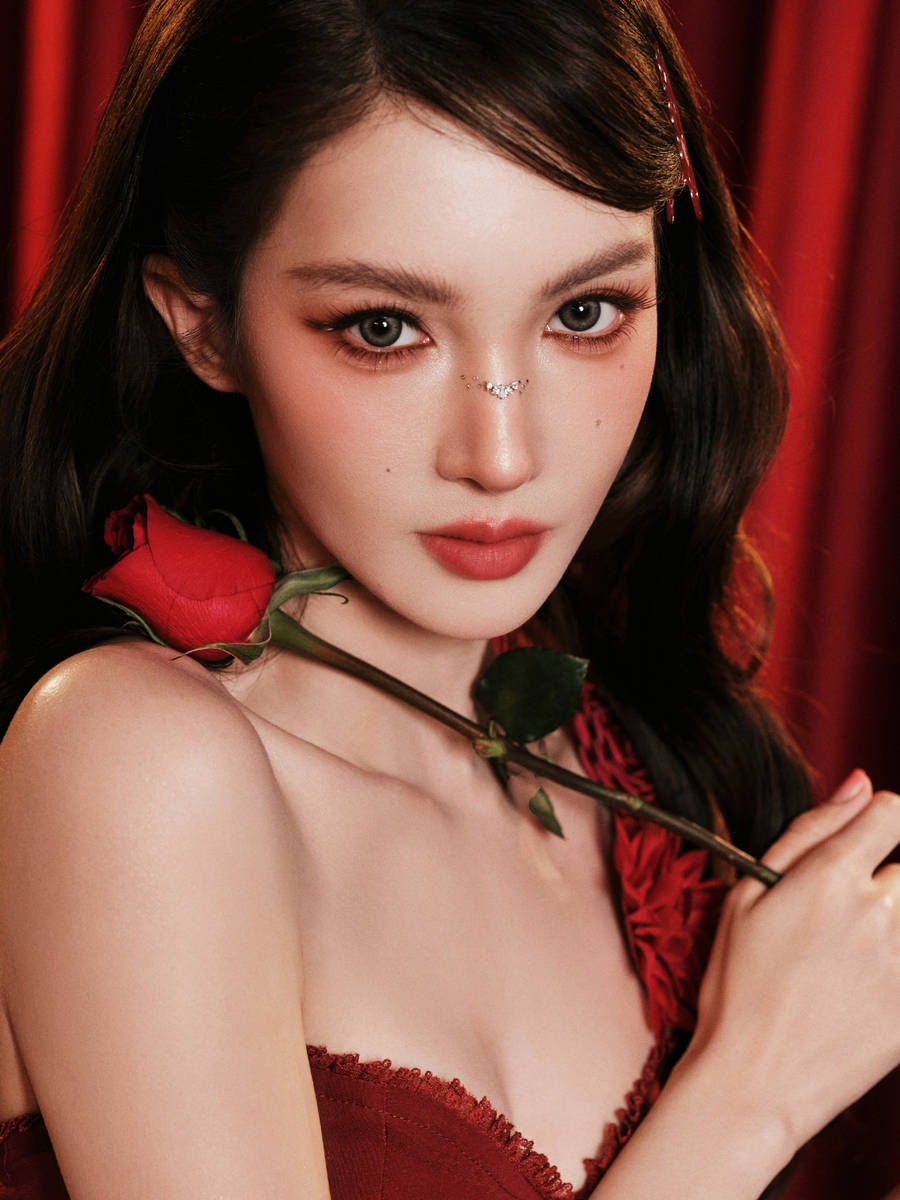 金晨一袭红色纱裙化身玫瑰女郎！舞姿优美身材性感