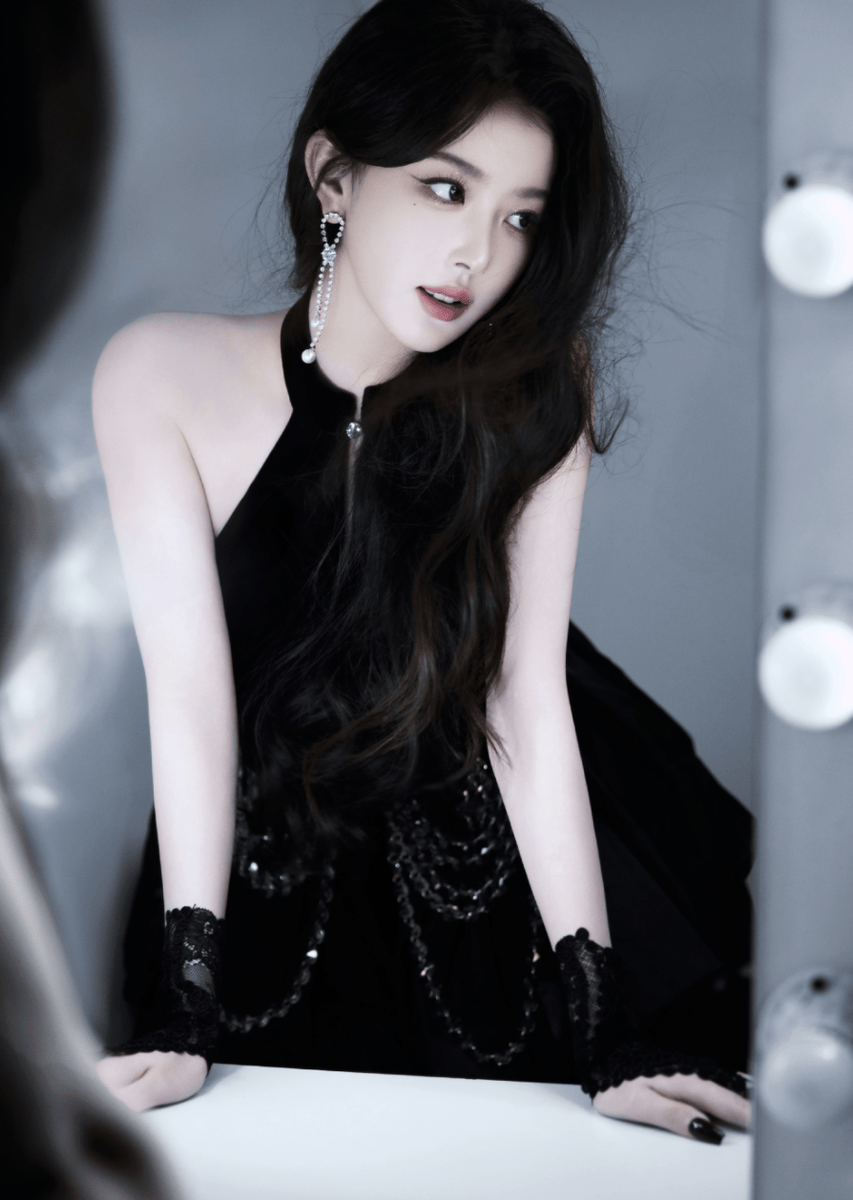 孔雪儿穿露背裙装酷飒性感 神态妩媚灵动超养眼