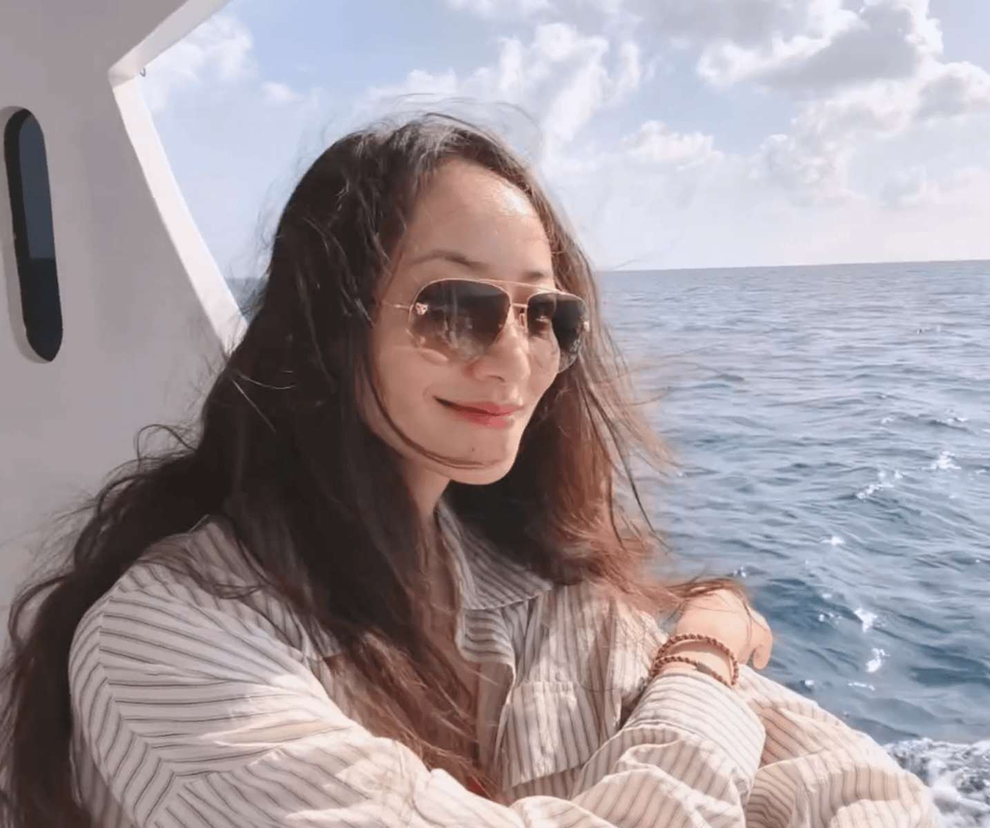 韩雪乘坐游艇出海心情好！穿红色小吊带明艳吸睛