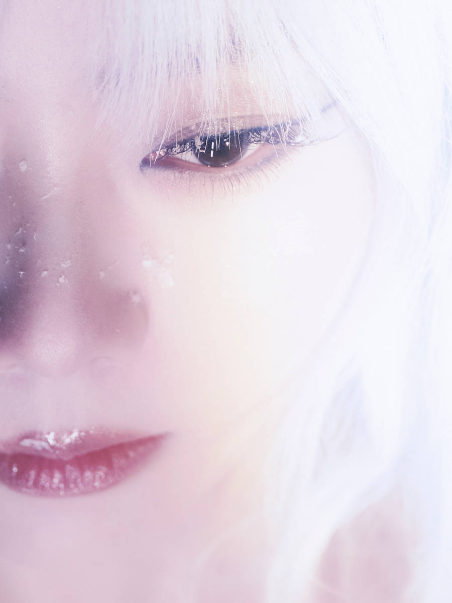 谭松韵白裙白发清冷又优雅 垂眸深思宛如神女降临