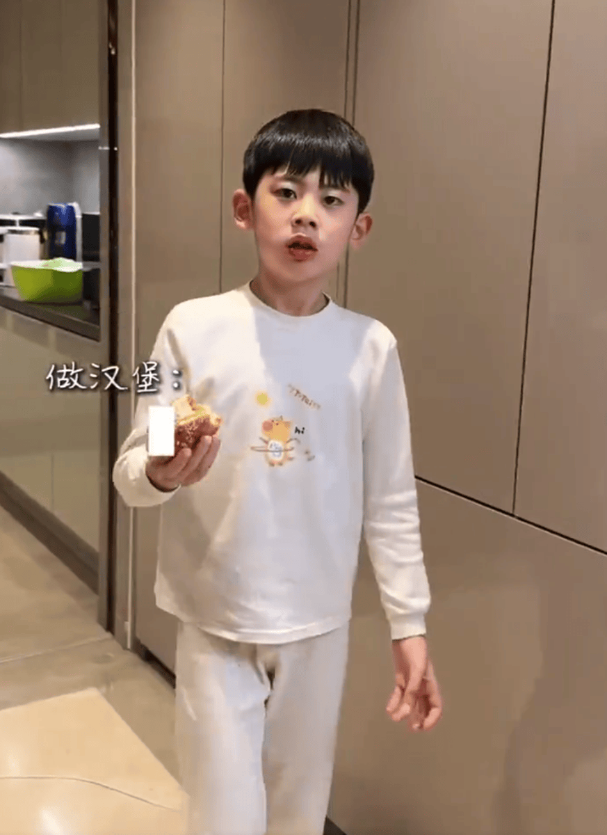 秋瓷炫给儿子制作豪华汉堡！啪嗒夸妈妈做的最好吃