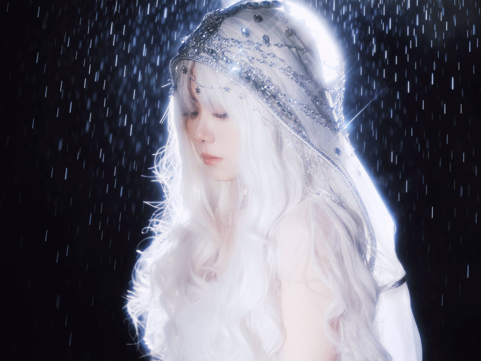 谭松韵白裙白发清冷又优雅 垂眸深思宛如神女降临