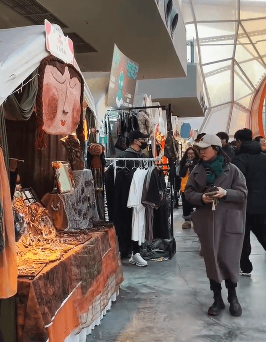 汪峰带女儿醒醒逛市集 穿紧身裤身材魁梧潇洒帅气