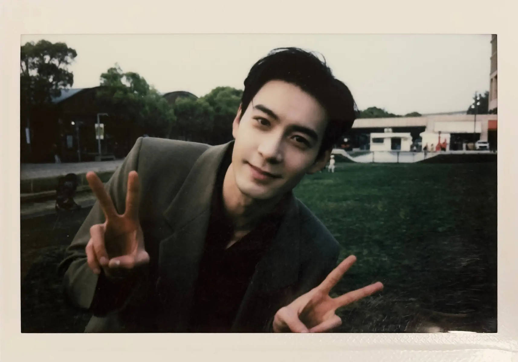 陈星旭卢昱晓拍立得合照曝光 男帅女美同框太养眼