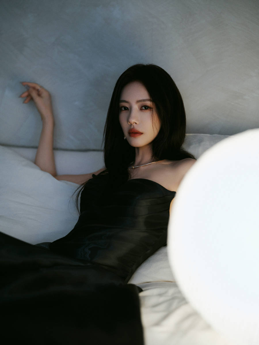 蔡文静穿黑色抹胸裙又美又飒 秀曼妙身姿性感吸睛