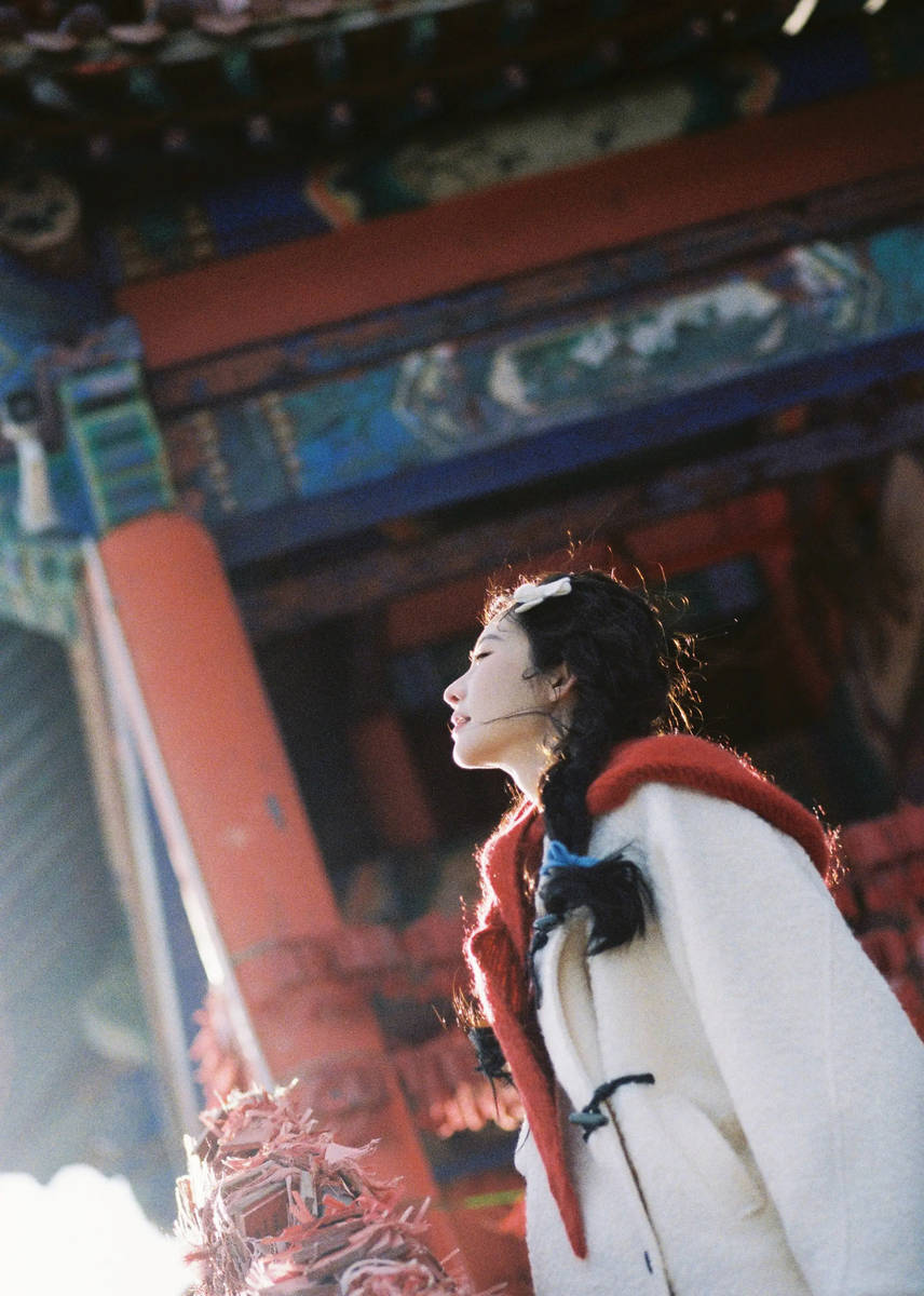 张艺凡海边大片少女感满满 麻花辫造型灵动明媚