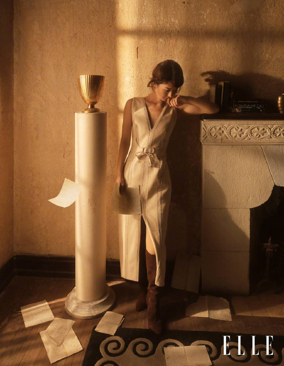 赵丽颖复旧感大片释出 暖调光影勾画慵懒优雅感