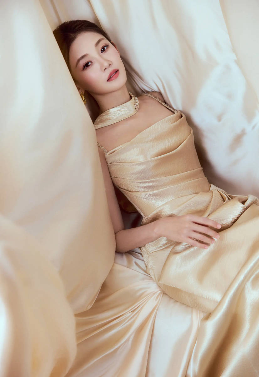 郑恺配头苗苗更新好意思照!穿吊带裙拍大片气质优雅