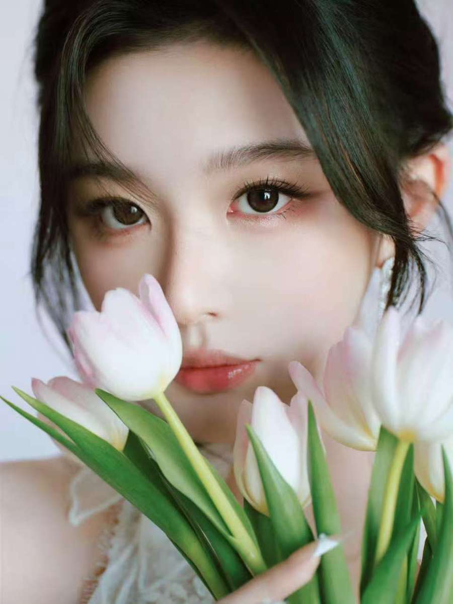 孔雪儿白色礼服写真释出 精致造型尽显优雅氛围感