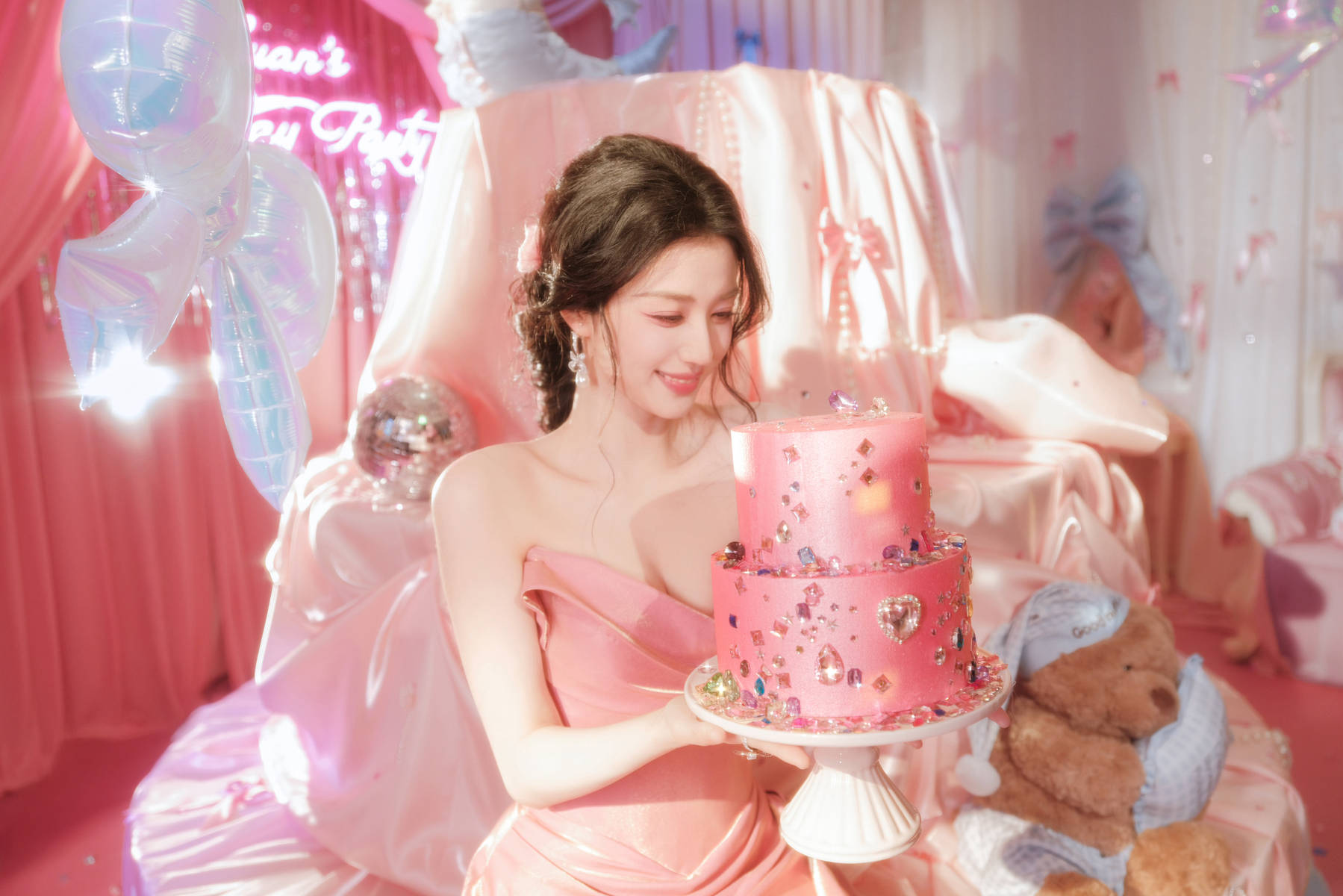 王楚然身着抹胸粉裙庆生 宛如童话公主甜度满分