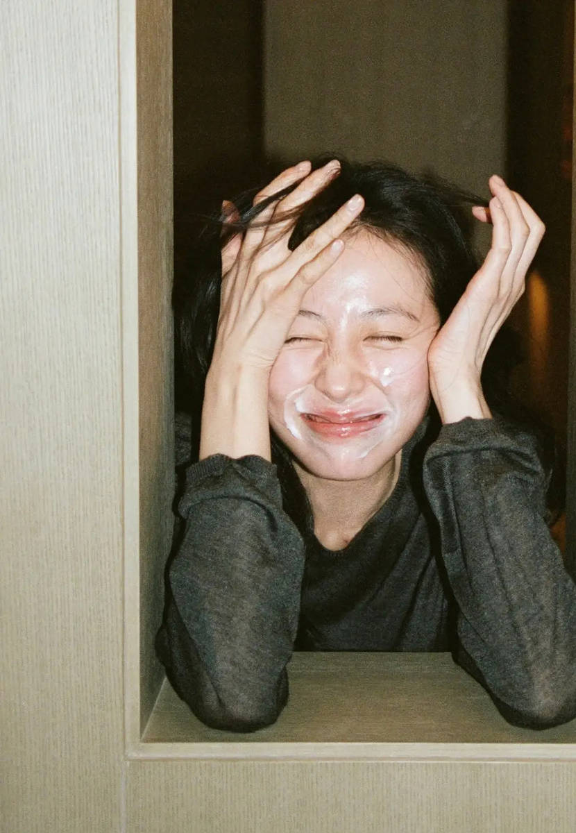 周雨彤破碎感写真释出 清冷坚韧尽显故事张力