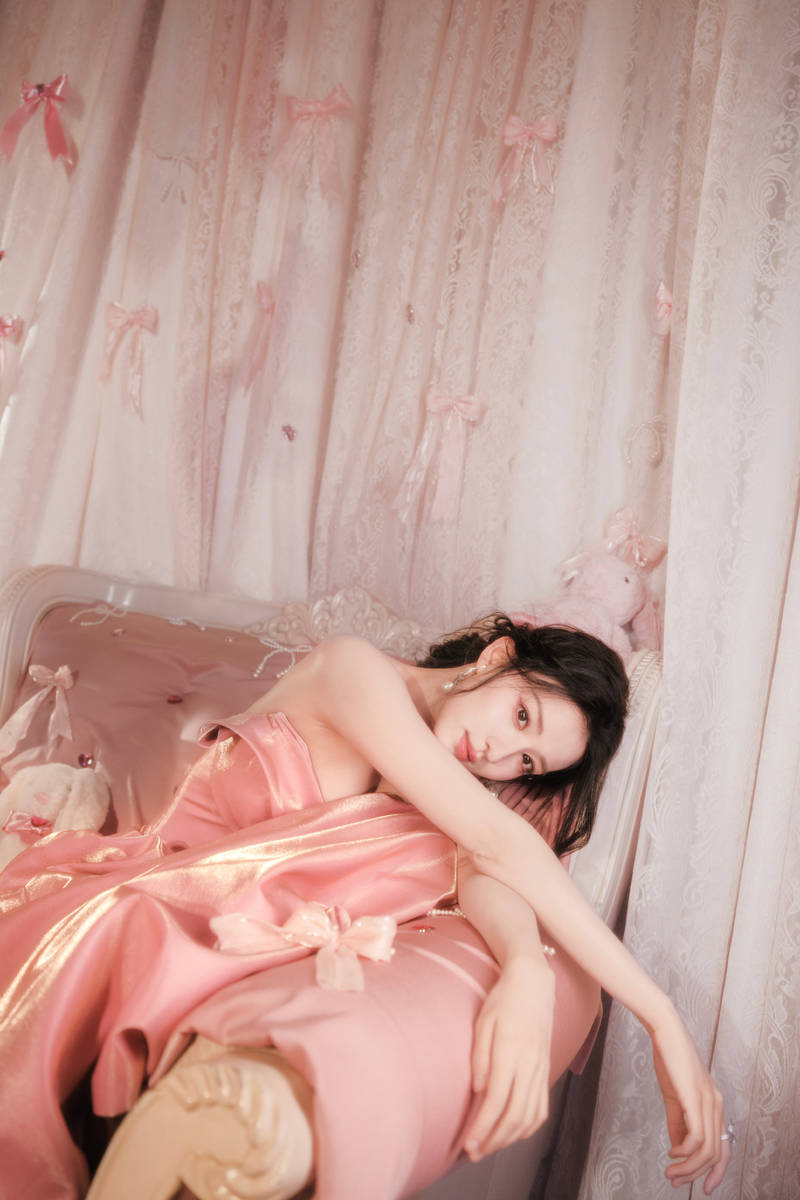 王楚然身着抹胸粉裙庆生 宛如童话公主甜度满分