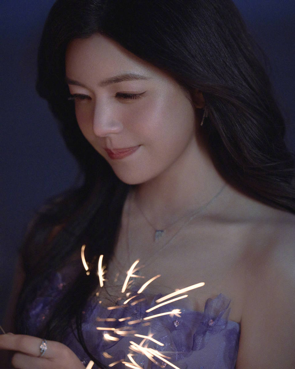 陈妍希穿紫抹胸礼服笑容明媚 手持烟火棒梦幻美丽