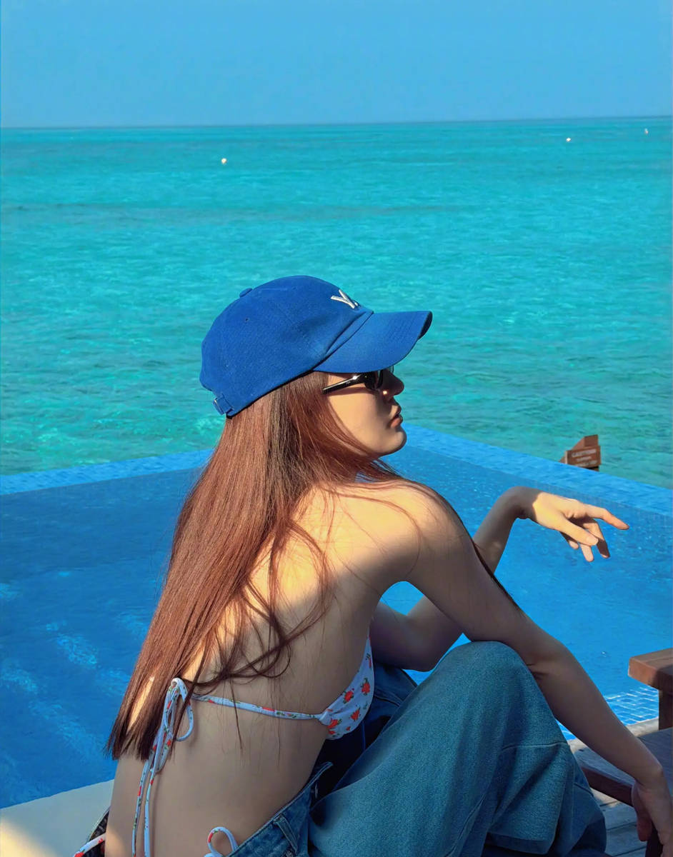 徐璐穿比基尼海边打卡 身材火辣优雅迷人