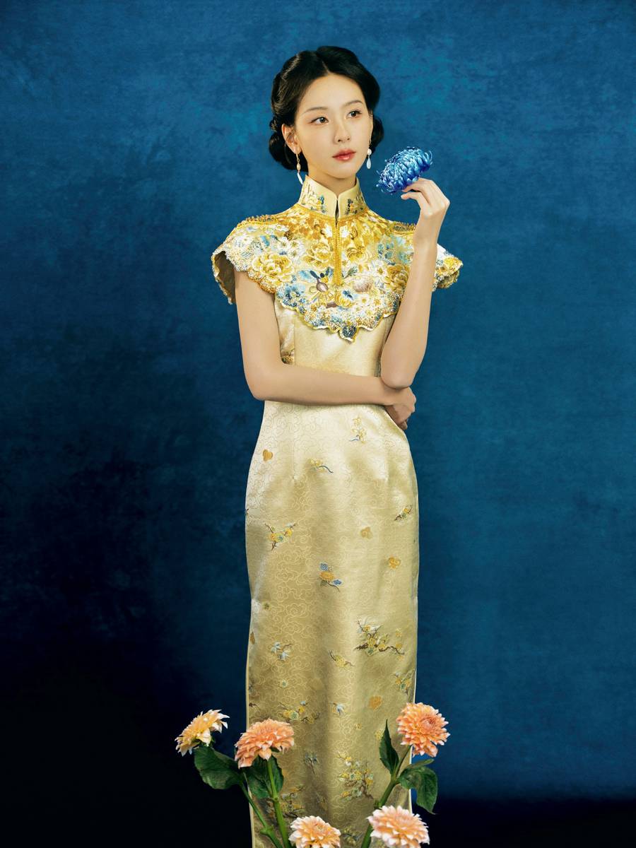 陈都灵穿非遗旗袍气质优雅 展露曼妙身姿曲线迷人-第2张图片-旧杳电影网