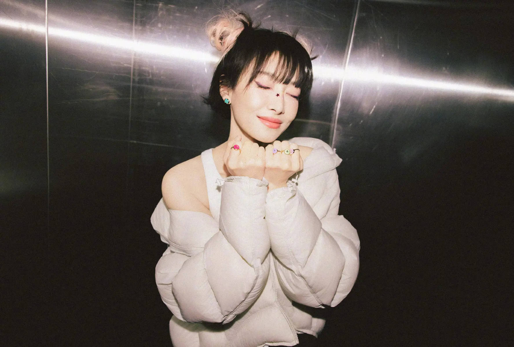 宋茜更新美照打扮靓丽！脸上的星星妆容超有少女感