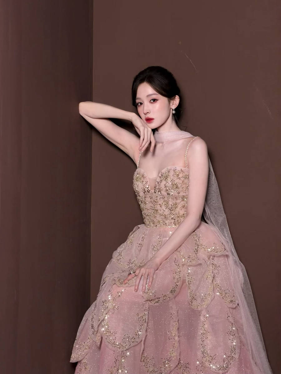 古力娜扎写真大片曝光！穿闪亮花朵吊带裙美若天仙