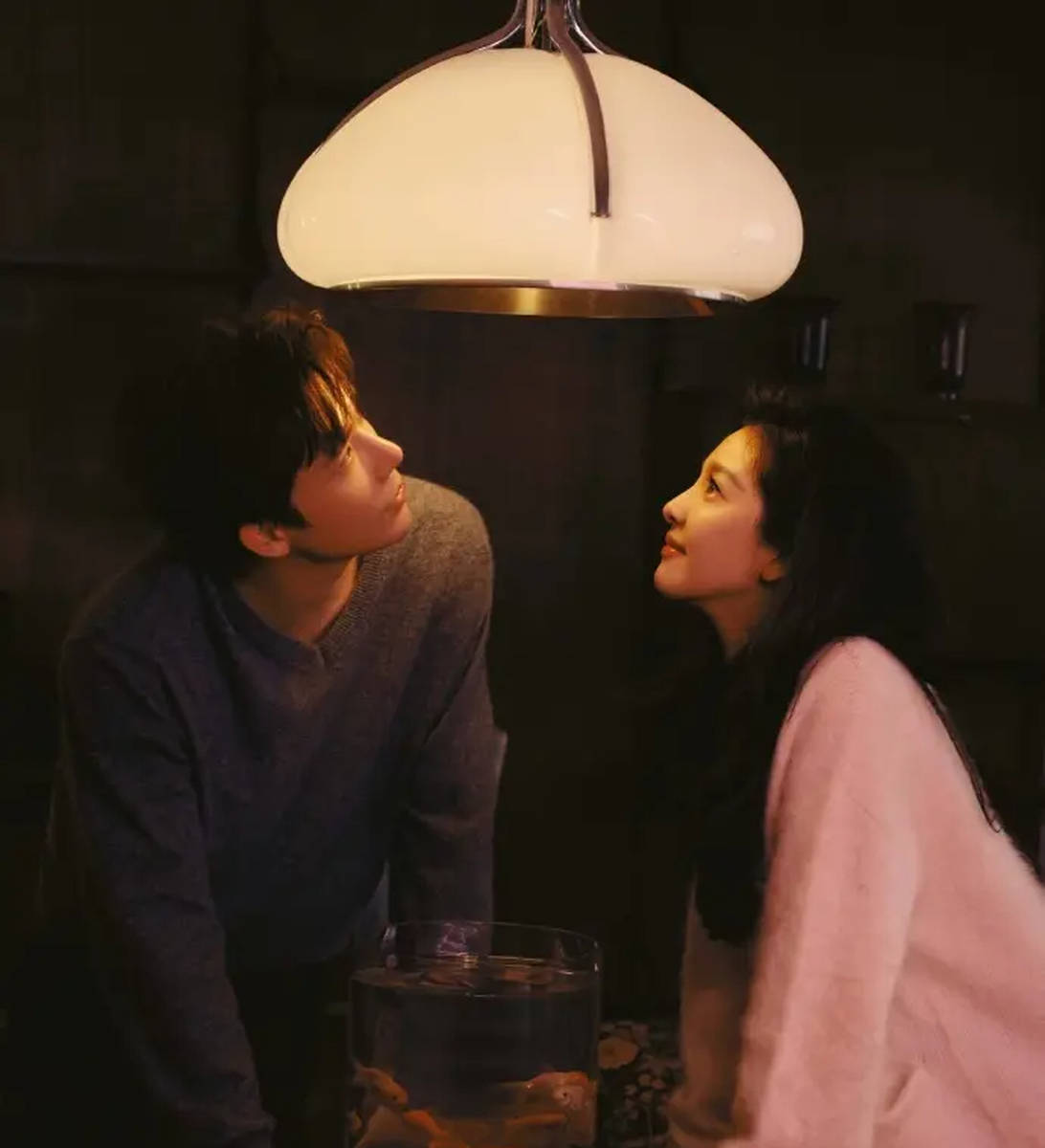 章若楠王安宇甜笑依偎画面养眼 温柔对视甜度超标