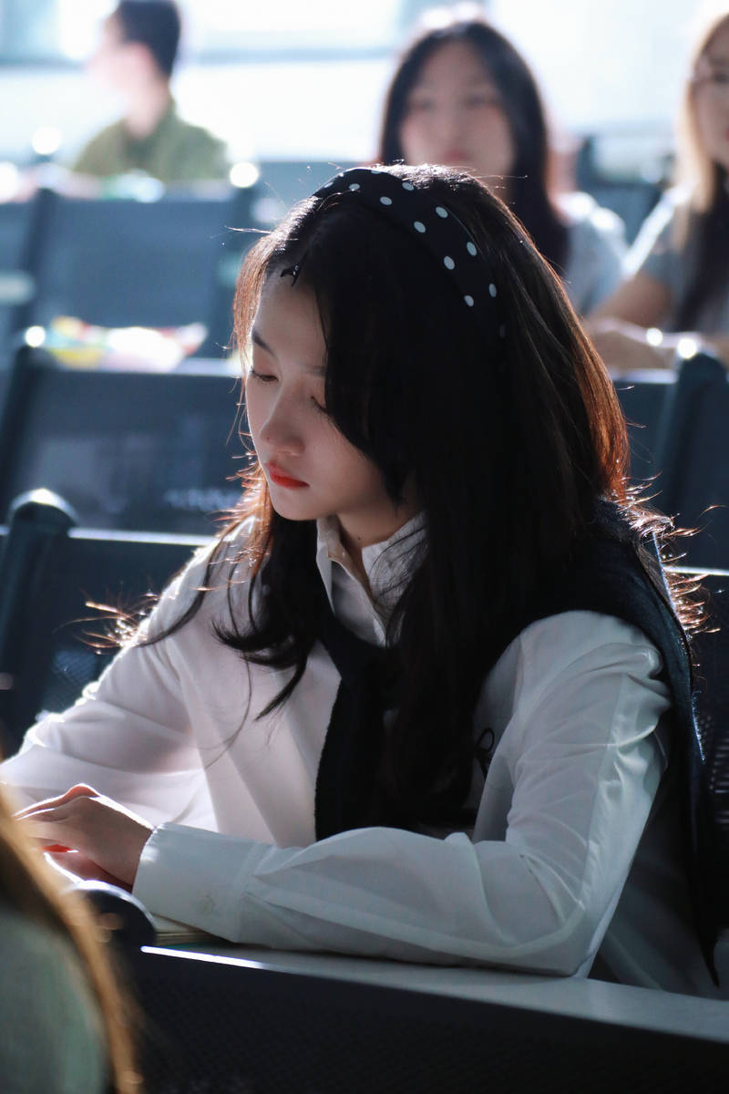 关晓彤留气质长发清纯乖巧 校园风穿搭青春亮眼