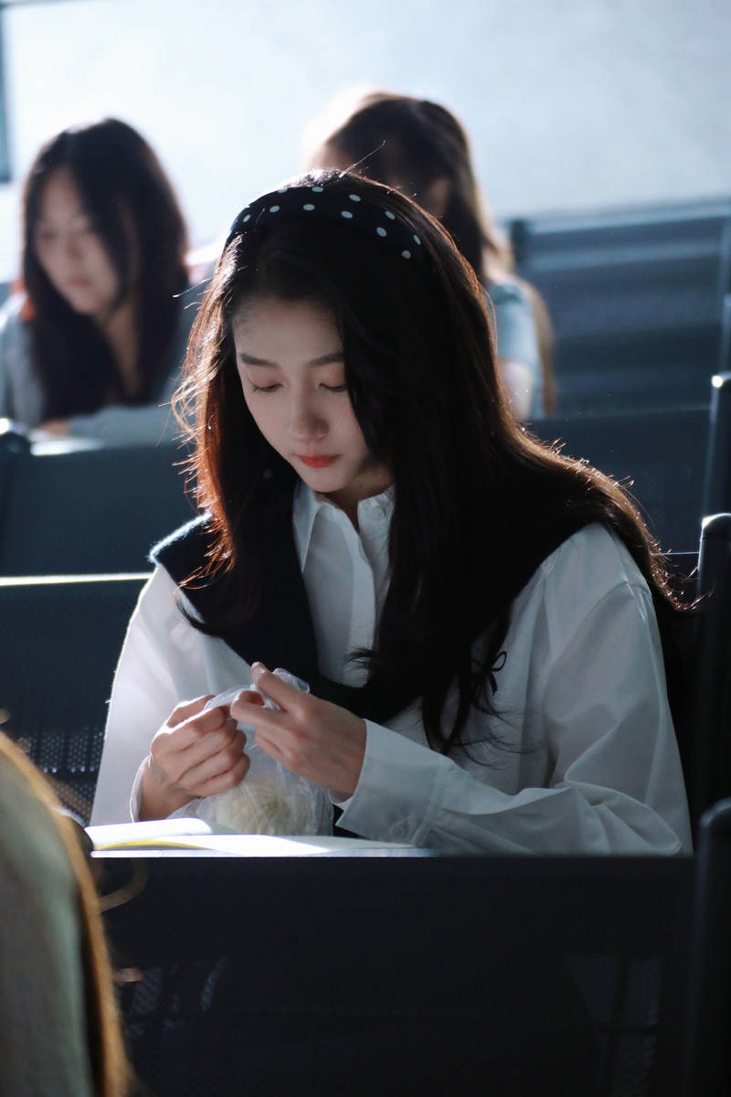 关晓彤留气质长发清纯乖巧 校园风穿搭青春亮眼