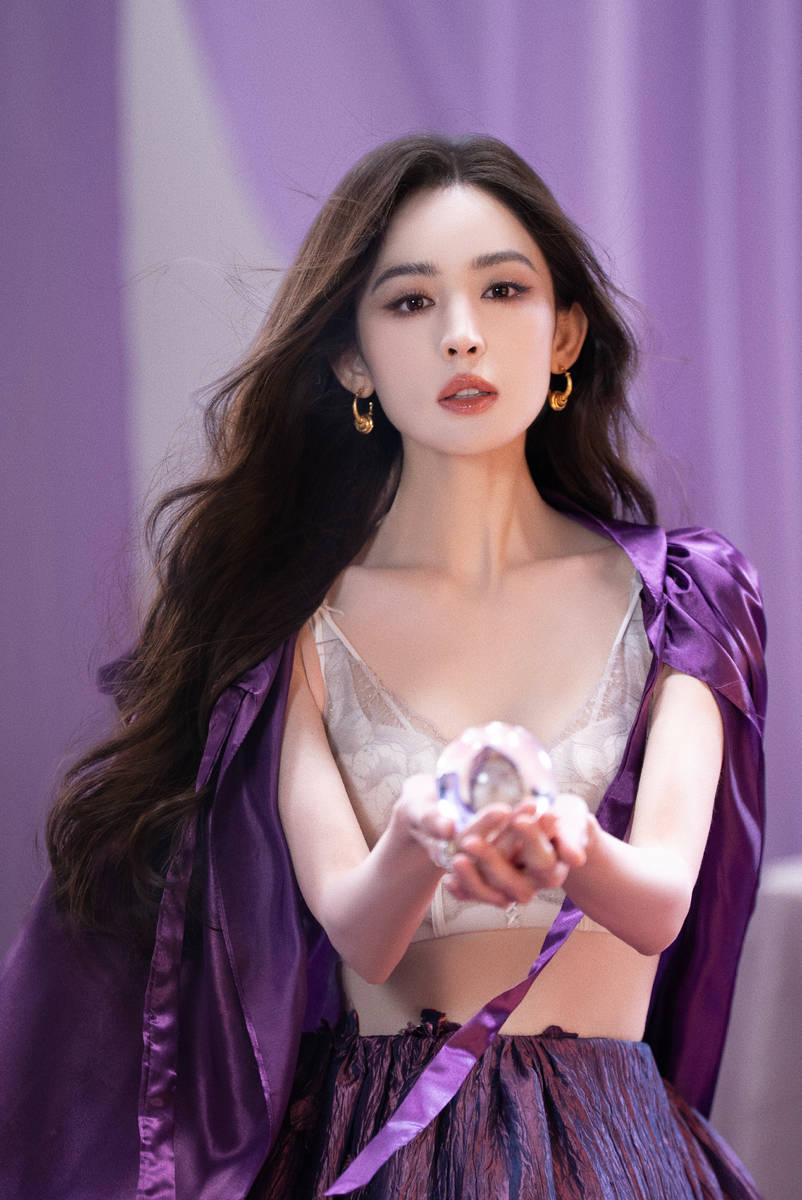 娜扎蕾丝内衣配温柔卷发性感 披紫缎披风神秘魅惑