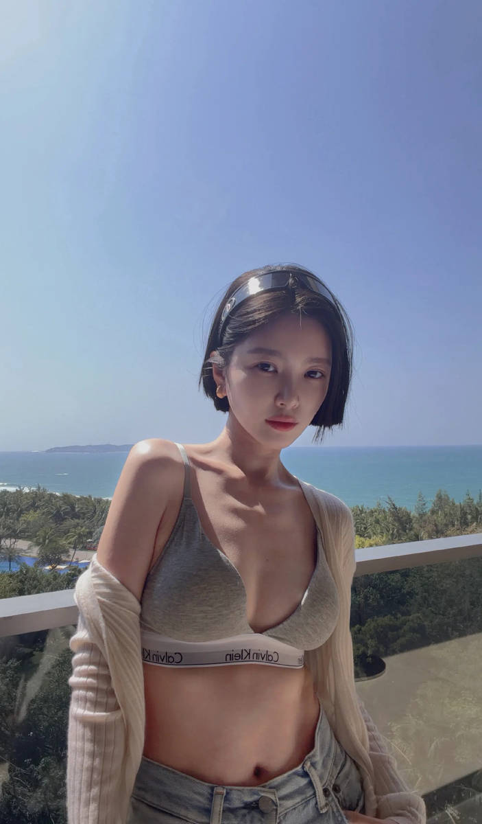 杜淳妻子短发利落明媚自信 穿比基尼凸显完美身材