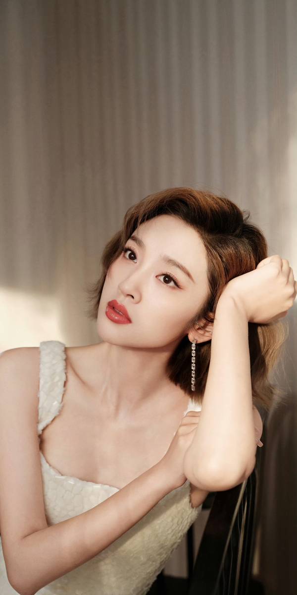 唐艺昕身穿白色短裙元气满满 皮肤白皙少女感满溢