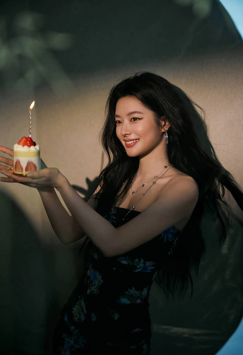 徐若晗穿印花抹胸裙气质清冷 卷发配钻饰精致温柔