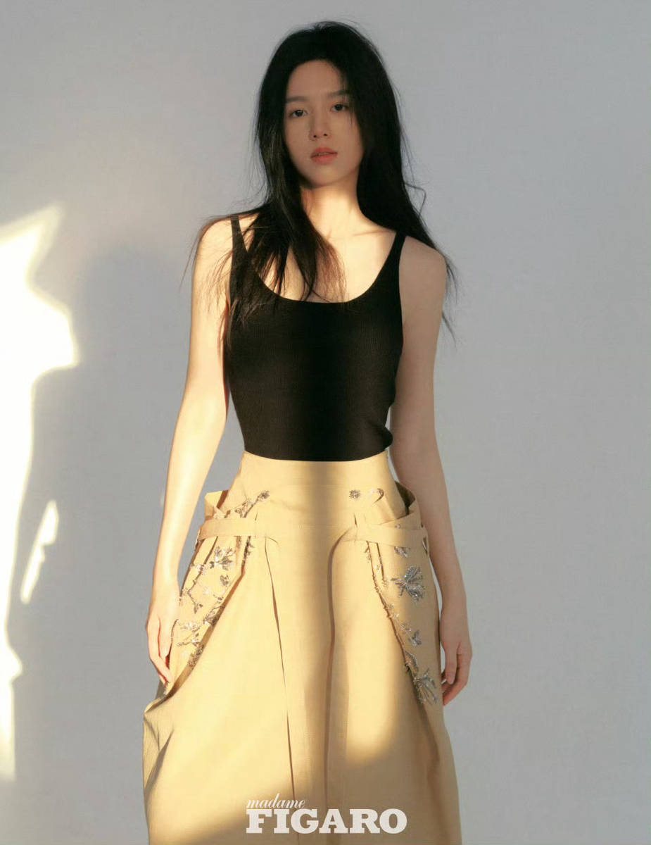 周也赤脚穿白裙慵懒感十足 光影交错间尽显少女感