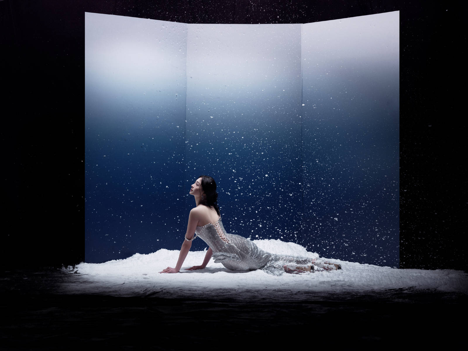 周洁琼曲线动人气质高冷 身材有料纯欲风满满