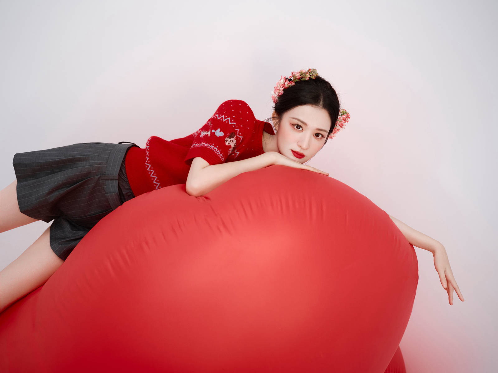 王楚然头戴玫瑰花俏丽可人 手拿烟花棒少女感满满