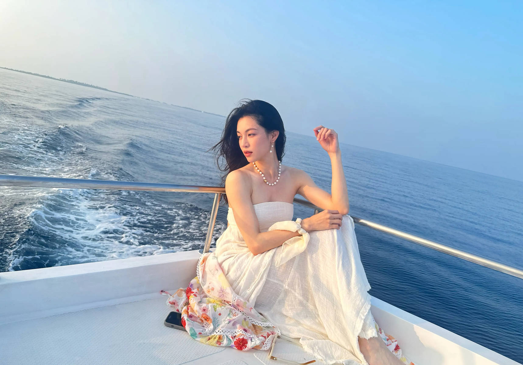 钟楚曦晒马尔代夫度假美照 穿抹胸裙大秀好身材