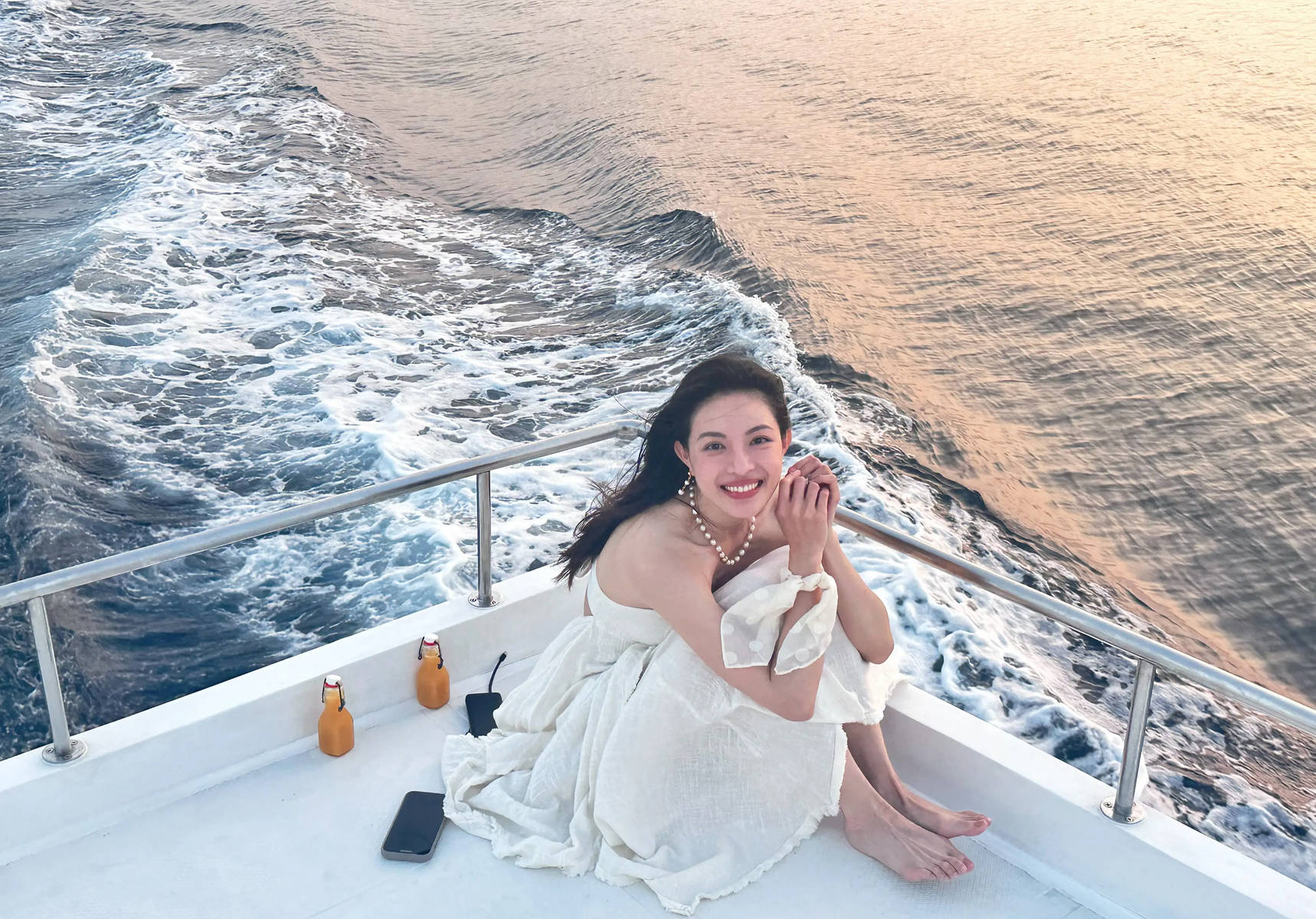 钟楚曦晒马尔代夫度假美照 穿抹胸裙大秀好身材